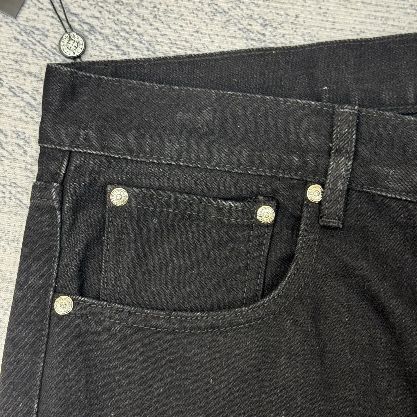 P750 Chrome Heart CH hardware washed and spliced ​​cow king jeans Size: 30/32/34/36/38 Use genuine levis502 as the base plate. Purchase the original version at 5W. Heavy washing, frayed and distressed, customized cowhide cross. After dyeing, it will be fixed and will not fade. Full right-angle fit and hand-cranked embroidery threading, a total of 5 small silver nails on the whole body, 1 silver medal and 5 Cross Scout flower buttons. The silver content is 85%. It is not made of 925 silver because the silver content is too high and it will easily turn black and oxidize, which affects the appearance. The printing adopts the garment screen water slurry printing process.